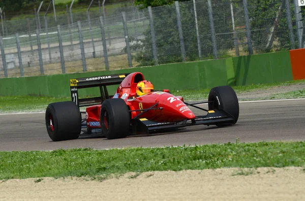 6 Mayıs 2018: bilinmeyen tarihi 1992 Ferrari F1 araba modeli F92a Jean Alesi ex ile çalıştırmak / Ivan Capelli Minardi tarihi gün 2018 yılında İtalya Imola Circuit sırasında.
