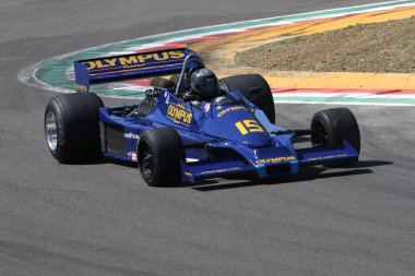 21 Nisan 2018: Baudoin, Michel Fr çalıştırın tarihi 1978 F1 araba Hesketh 308e ile Motor efsane Festivali 2018 İtalya Imola pistinde sırasında.