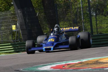 21 Nisan 2018: Baudoin, Michel Fr çalıştırın tarihi 1978 F1 araba Hesketh 308e ile Motor efsane Festivali 2018 İtalya Imola pistinde sırasında.