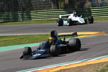 21 Nisan 2018: Frieser, Keith Ca çalıştırın tarihi 1973 F1 araba gölge Dn1 ile Motor efsane Festivali 2018 İtalya Imola pistinde sırasında.
