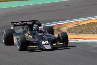 21 Nisan 2018: Kaneko, Takuzo Jp Çalıştır ile tarihi F1 araba Lotus 78 Mario Andretti ex / sırasında F1 Gp tarihi Motor efsane Festivali 2018 yılında İtalya Imola Circuit, Gunnar Nilsson.