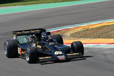 21 Nisan 2018: Kaneko, Takuzo Jp Çalıştır ile tarihi F1 araba Lotus 78 Mario Andretti ex / sırasında F1 Gp tarihi Motor efsane Festivali 2018 yılında İtalya Imola Circuit, Gunnar Nilsson.