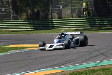 21 Nisan 2018: polis memuru Jamie Gb çalıştırın tarihi F1 araba gölge Dn8 ile Motor efsane Festivali 2018 İtalya Imola pistinde sırasında.