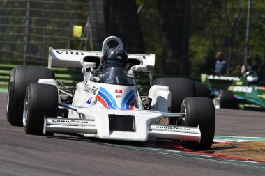 21 Nisan 2018: polis memuru Jamie Gb çalıştırın tarihi F1 araba gölge Dn8 ile Motor efsane Festivali 2018 İtalya Imola pistinde sırasında.