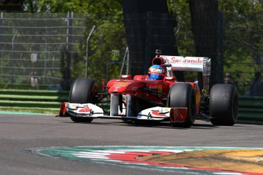 Imola, İtalya - 20 Nisan 2018: Ferrari F1 F150 ex Fernando Alonso ve Felipe Massa ile Imola circuit İtalya Motor efsane Festivali 2018 sırasında çalıştırılacak bilinmeyen.