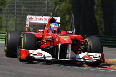 Imola, İtalya - 20 Nisan 2018: Ferrari F1 F150 ex Fernando Alonso ve Felipe Massa ile Imola circuit İtalya Motor efsane Festivali 2018 sırasında çalıştırılacak bilinmeyen.