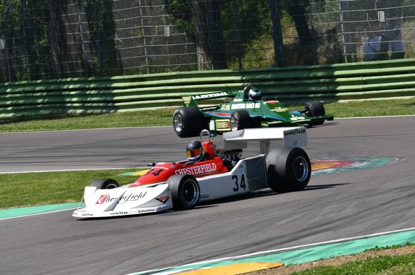 21 Nisan 2018: Fletcher Henry Gb çalıştırın tarihi 1976 F1 araba ile Mart 761 Motor efsane Festivali 2018 İtalya Imola pistinde sırasında.