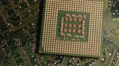 4k cpu bilgisayar işlemci elektronik devre kartı üzerinde dolly dönen yakın çekim. 4 k Ultra Hd video