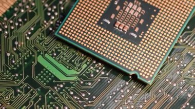 Cpu bilgisayar işlemcisi elektronik devre kartı üzerinde dolly dönen Close-up. 4 k Ultra Hd video