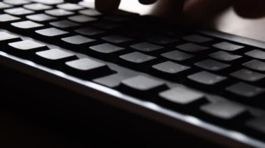 Bir adam bir klavyede yazarak Close-Up