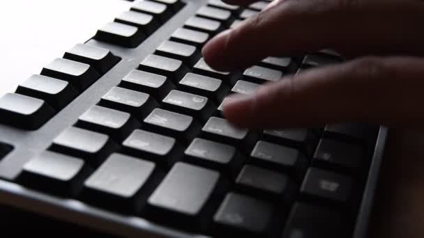 Primer Plano Hombre Escribiendo Teclado — Vídeos de Stock