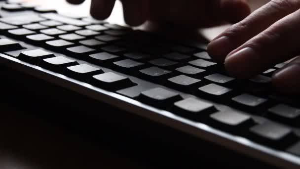 Primer Plano Hombre Escribiendo Teclado — Vídeo de stock