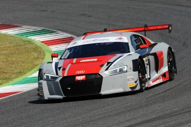 Mugello, İtalya - 13 Temmuz 2018: Baruch Bar Fassler Marcel sürücüler ve Audi R8 Audi Sport Italia takımının Gt İtalyan Şampiyonası 2018 sırasında devre Mugello İtalya.