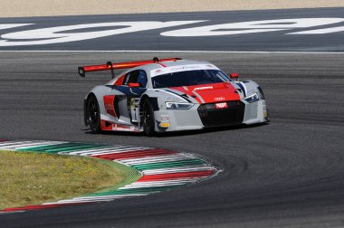 Mugello, İtalya - 13 Temmuz 2018: Baruch Bar Fassler Marcel sürücüler ve Audi R8 Audi Sport Italia takımının Gt İtalyan Şampiyonası 2018 sırasında devre Mugello İtalya.