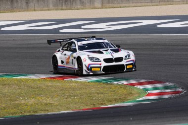 Mugello, İtalya - 13 Temmuz 2018: Comandini Stefano ve Krohn Jesserun Bmw M6 Gt3 Gt İtalyan şampiyonasında 2018 devre Mugello İtalya sırasında Bmw Padova takımının ile.