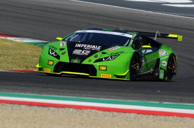 Mugello, İtalya - 13 Temmuz 2018: Giovanni Venturini ve Vito Postiglione Gt İtalyan Şampiyonası 2018 Mugello İtalya devre sırasında Imperiale Racing Team ile Lamborghini Huracan Gt3 çalıştırmak.