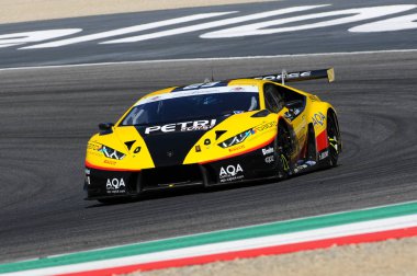 Mugello, İtalya - 13 Temmuz 2018: Palma Andrea ve Barri Giacomo Gt İtalyan Şampiyonası 2018 Mugello İtalya devre sırasında Petri Corse Motorsport takımı ile Lamborghini Huracan Gt3 çalıştırmak.