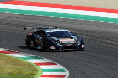 Mugello, İtalya - 13 Temmuz 2018: Piccioli Gianluigi ve De Castro Sabino ile Lamborghini Huracan Gt3 Ebimotors takımının Gt İtalyan Şampiyonası 2018 Mugello İtalya devre sırasında çalıştırın.