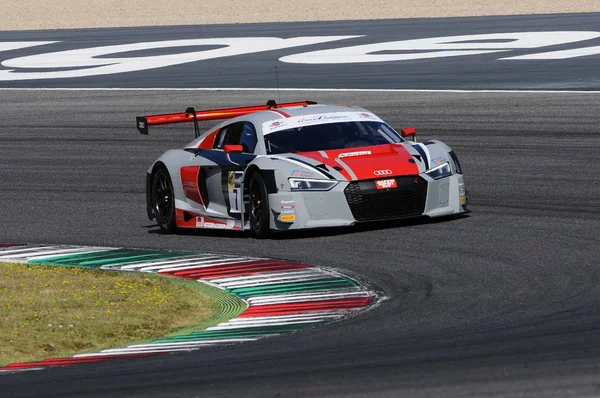 Mugello, İtalya - 13 Temmuz 2018: Baruch Bar Fassler Marcel sürücüler ve Audi R8 Audi Sport Italia takımının Gt İtalyan Şampiyonası 2018 sırasında devre Mugello İtalya.