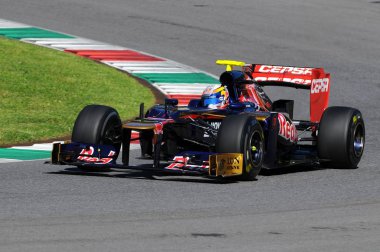 MUGELLO, ITALY - Mayıs 2012: Toro Rosso F1 'den Jean Eric Vergne, İtalya' daki Mugello Pisti 'nde Mayıs 2012' de antrenman oturumunda yarışır..