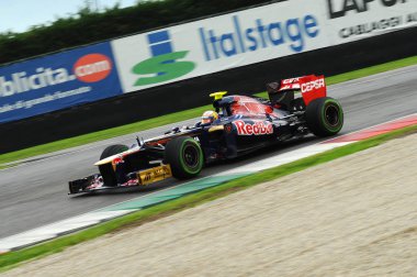 MUGELLO, ITALY - Mayıs 2012: Toro Rosso F1 'den Jean Eric Vergne, İtalya' daki Mugello Pisti 'nde Mayıs 2012' de antrenman oturumunda yarışır..
