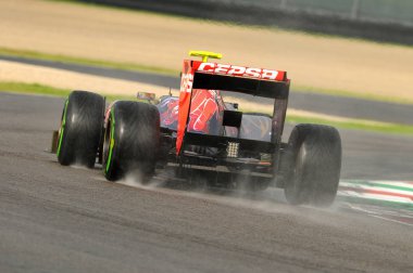 MUGELLO, ITALY - Mayıs 2012: Toro Rosso F1 'den Jean Eric Vergne, İtalya' daki Mugello Pisti 'nde Mayıs 2012' de antrenman oturumunda yarışır..