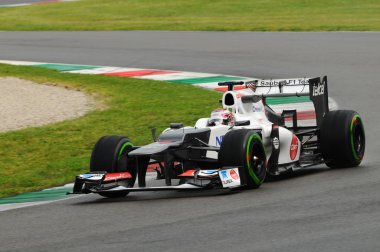 MUGELLO, ITALY - MAYIS 2012: Sauber F1 Team takımından Kamui Kobayashi İtalya 'nın Mugello pistinde antrenman yapıyor..