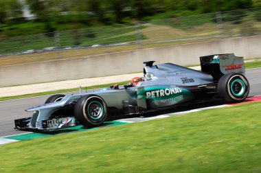 MUGELLO, İtalya - Mayıs 2012: Mercedes F1 takımından Michael Schumacher, Mugello pistinde Formula 1 Takım Günleri 'nde yarışıyor..