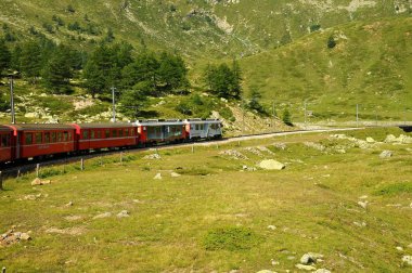 İsviçre: Temmuz 2012, İsviçre dağ treni Bernina Express Tirano St. Moritz için