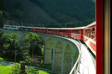 İsviçre: Temmuz 2012, Swiss Red tren Bernina Express geçmek Brusio Viyadüğü, İtalya ve İsviçre üzerinde