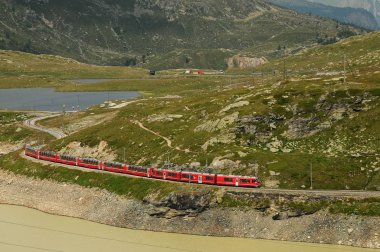 İsviçre: Temmuz 2012, ünlü kırmızı alp tren Bernina Express (dan St.Moritz Tirano için) Bernina Pass (İsviçre Blanc gölde geçen)