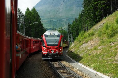 İsviçre: Temmuz 2012, İsviçre dağ treni Bernina Express Tirano St. Moritz için