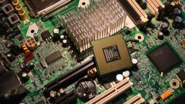 Florence, 18 Ağustos 2018: Chip işlemci üzerinden Pc anakart, dolly üzerinde döner. 4 k Uhd Video Nikon D500