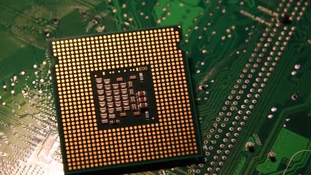 Close Processador Chips Computador Sobre Circuito Verde Eletrônico Girando Boneca — Vídeo de Stock