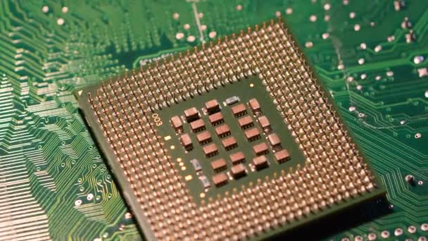 Primer Plano Del Procesador Chips Computadora Sobre Circuito Verde Electrónico — Vídeos de Stock