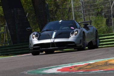 21 Nisan 2018: bilinmeyen İtalya Imola pistinde Motor efsane Festivali 2018, Pagani Huayra ile çalışır.