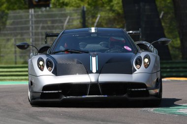 21 Nisan 2018: bilinmeyen İtalya Imola pistinde Motor efsane Festivali 2018, Pagani Huayra ile çalışır.