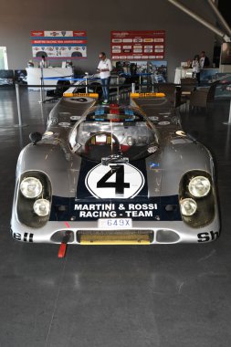 21 Nisan 2018: Porsche 917 K 1971 Martini Elford yarış / Larousse Motor efsane Festivali 2018 Imola, İtalya'da devre.