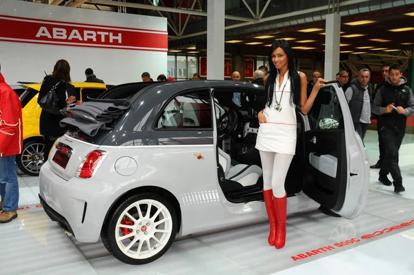 Bologna Italië December 2010 Mooie Gastvrouw Poses Abarth Stand Motor — Stockfoto