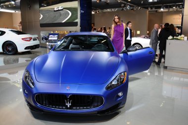 Bologna, İtalya - 2 Aralık 2010: güzel moda modeli pozlar Maserati stand Bologna Motor Show'da. İtalya