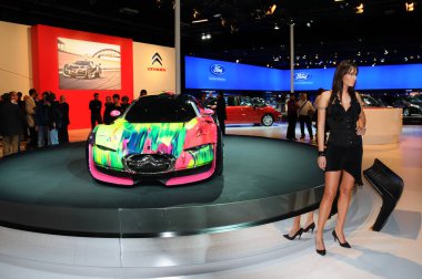 Bologna, İtalya - 2 Aralık 2010: güzel moda modeli pozlar Bologna Motor Show'da Citroen prototip spot araba ile. İtalya