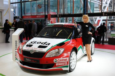 Bologna, İtalya - 2 Aralık 2010: güzel model Skoda araba Bologna Motor Show'da yarış ile pozlar. İtalya