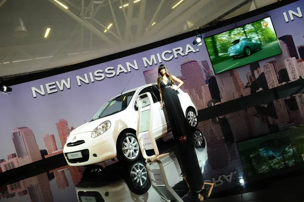 Bologna Italië December 2010 Mooie Modellen Poses Nissan Stand Motor — Stockfoto