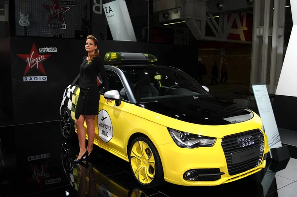 Bologna Italië December 2010 Mooie Gastvrouw Poses Audi Stand Motor — Stockfoto