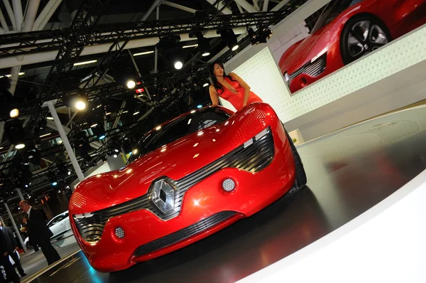 Bologna Italië December 2010 Mooie Fashion Model Vormt Met Renault — Stockfoto