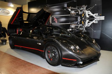 Bologna, İtalya - 2 Aralık 2010 Pagani Zonda F Bologna Motor Show'da maruz. İtalya