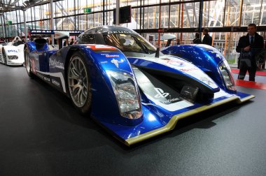 Bologna, İtalya - 2 Aralık 2010-Bologna Motor Show'da sergilenen Peugeot 908 Hdi Fap 2010 24 saat, Le Mans. İtalya