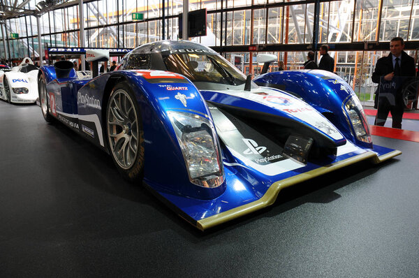 BOLOGNA, ITALY - 2 ДЕКАБРЯ 2010 Peugeot 908 HDI FAP 2010 24 часа Ле-Мана выставлены на Болонском автосалоне. Италия
