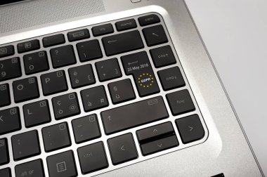 Notebook klavye tuşu ile metin Gdpr sembolü olarak gizlilik ve genel veri koruma yönetmeliği için bir dizüstü bilgisayarda