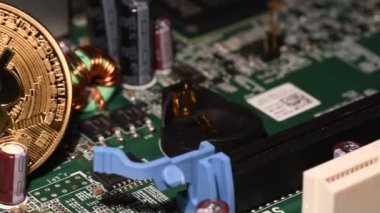 Altın Bitcoin iki çip işlemci ile Pc anakart üzerinde. UHD 4k Video